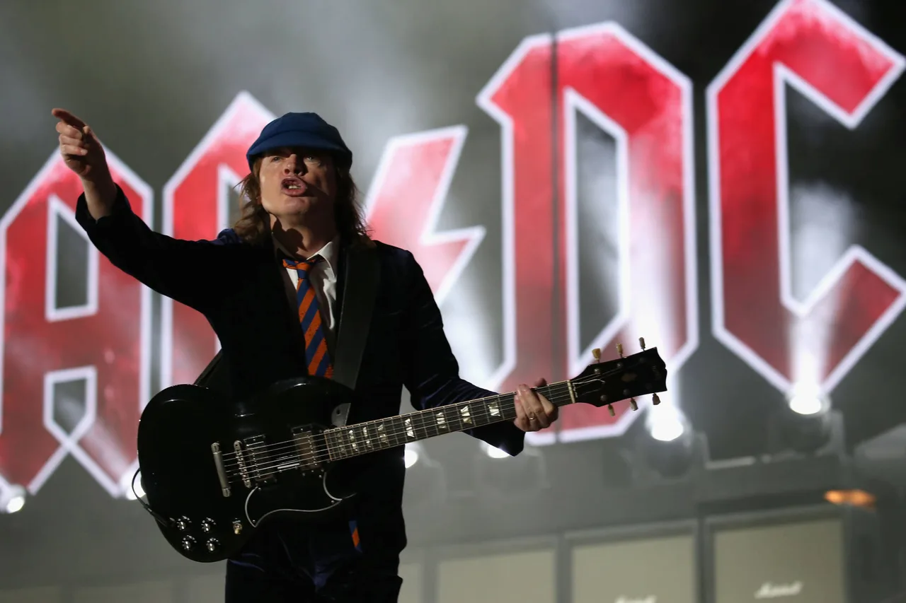 Angus Young, do AC/DC, ao vivo