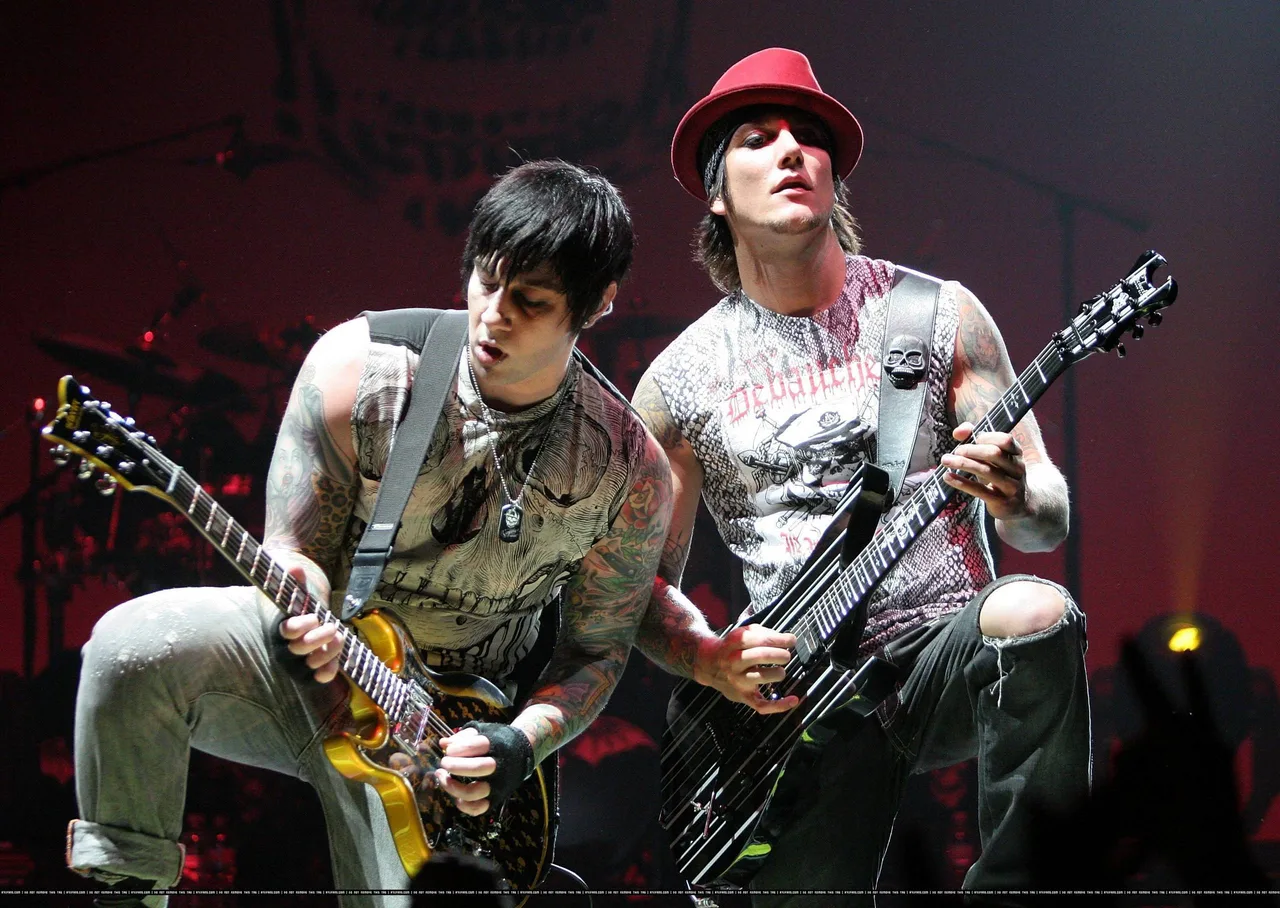 Synyster Gates e Zacky Vengeance nas guitarras