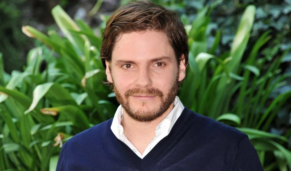 Daniel Brühl é confirmado como Voldemort — mas não na série da HBO