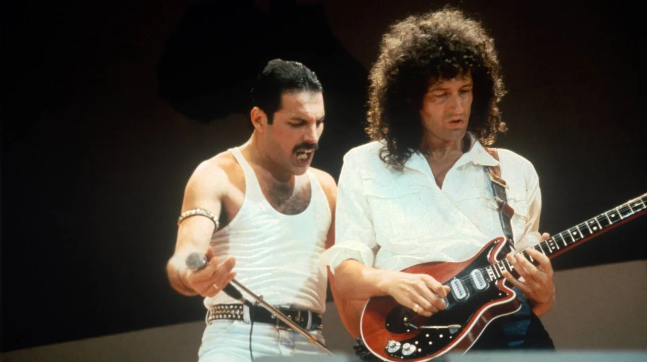 Freddie Mercury no palco com o Queen