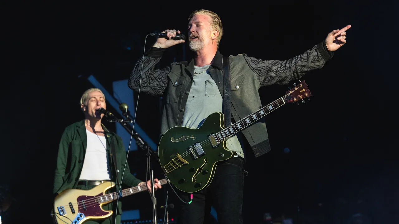 Queens of the Stone Age confirma álbum Perfecth e turnê de 2027 com Pixies na abertura