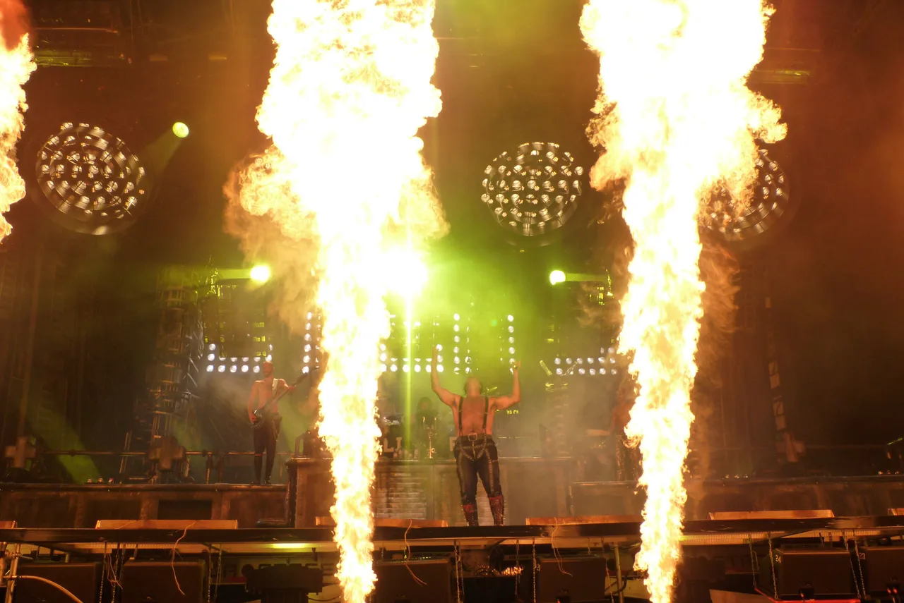 Rammstein: a história por trás do nome, do fogo e da banda que nunca trocou de formação